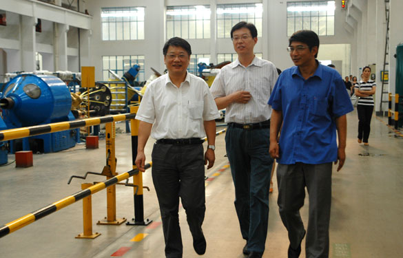 江蘇省經(jīng)信委企業(yè)發(fā)展服務處處長陳岡一行來上上集團考察指導