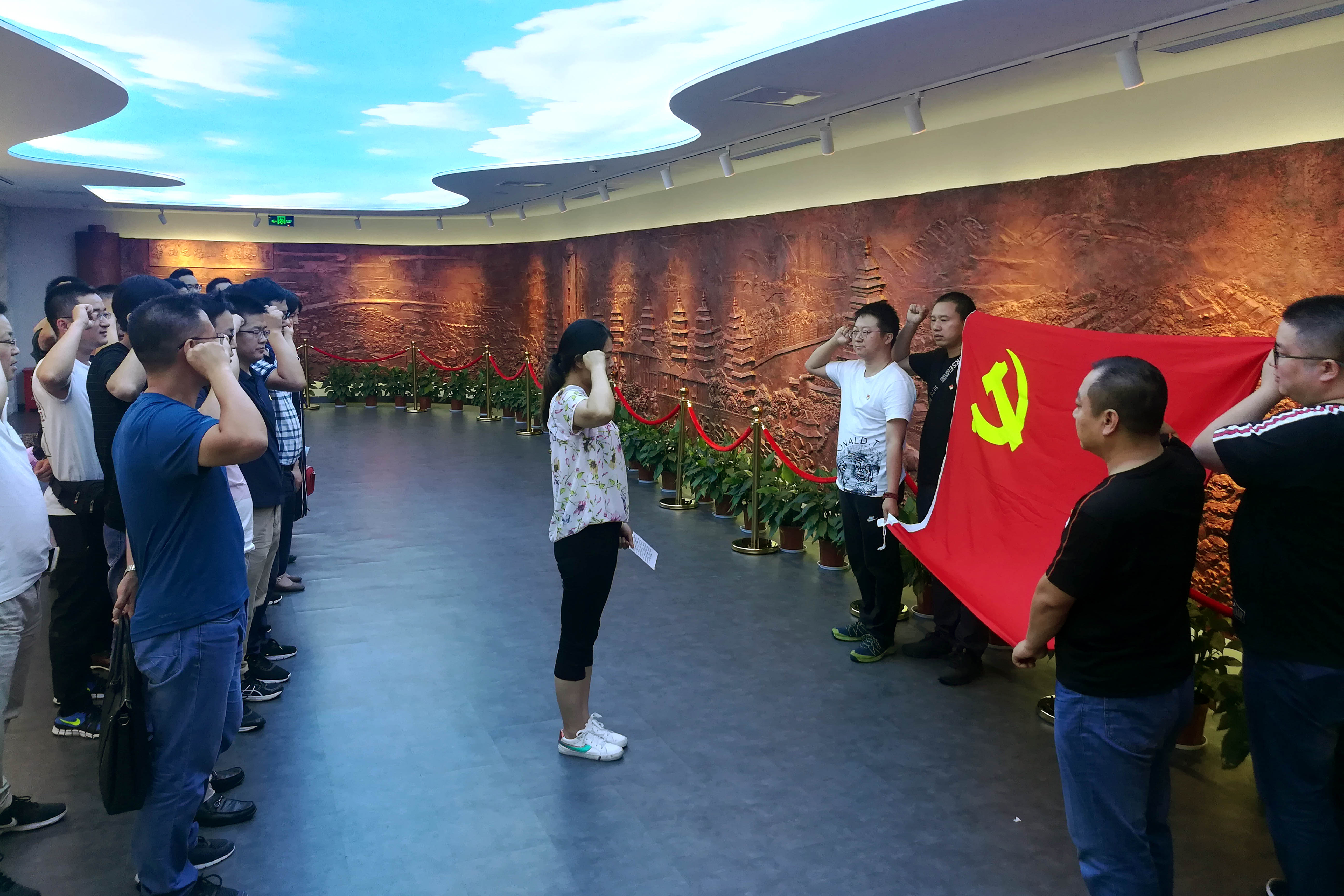 不忘初心、艱苦奮斗，上上電纜黨委組織黨員同志赴華西村參觀學(xué)習(xí)