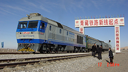 青藏線“雪域神舟”號(hào)機(jī)車(chē)