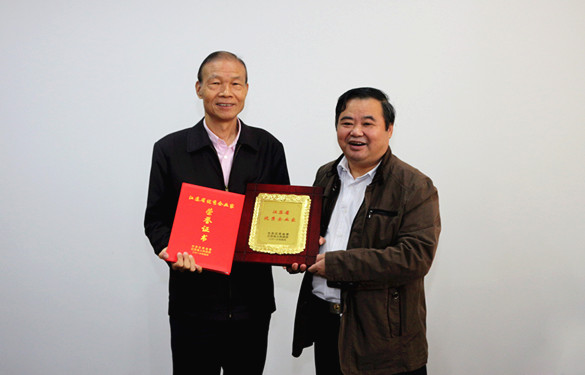 2016年10月12日，常州市經(jīng)信委副主任潘仁賢一行來上上電纜參觀調(diào)研，并為集團董事長丁山華頒發(fā)江蘇省優(yōu)秀企業(yè)家獎牌
