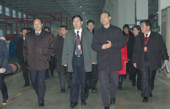 溧陽市全體人大代表、政協委員一行600余人來江蘇上上電纜集團參觀