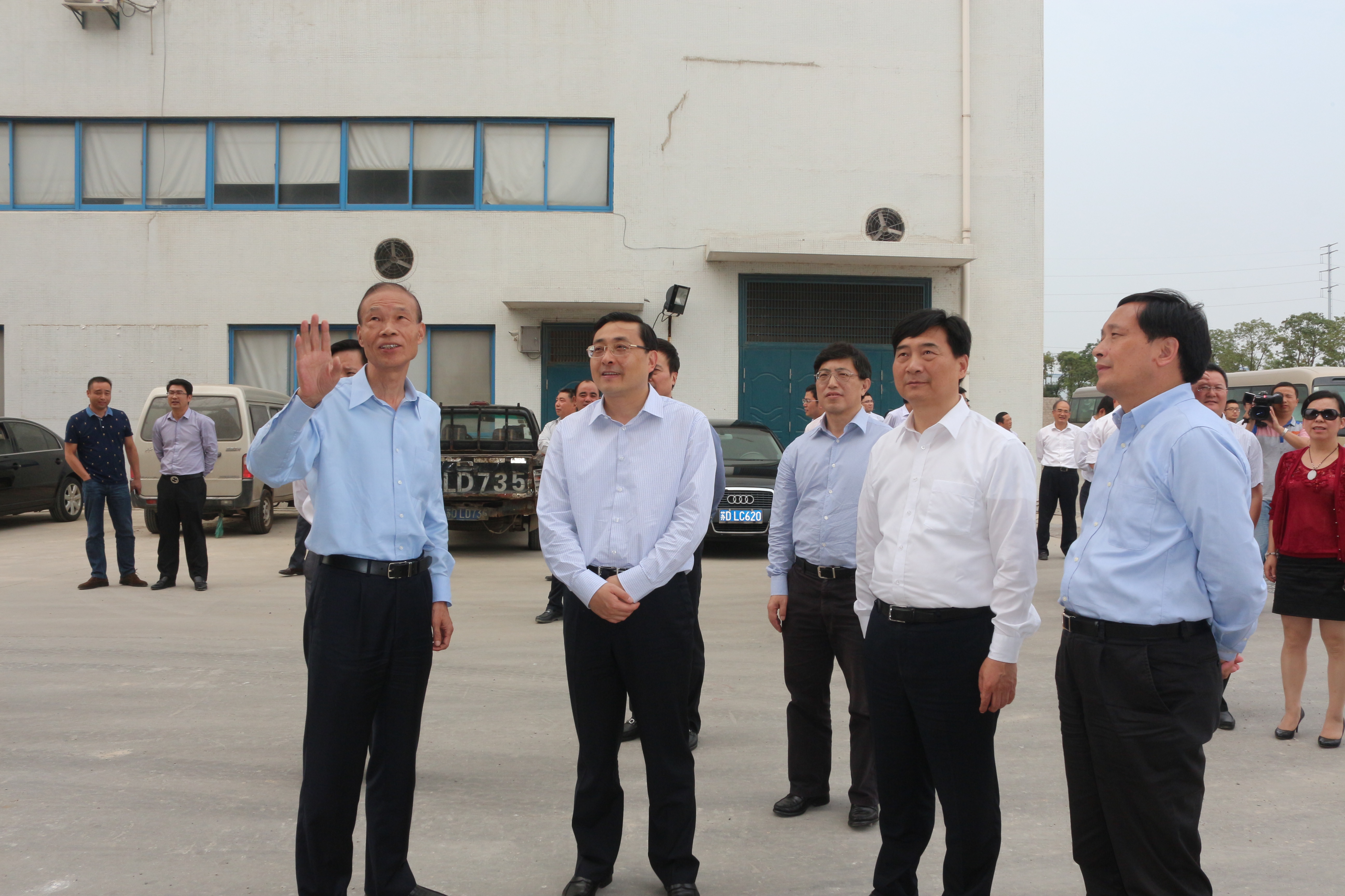 10月10日，常州市市長費(fèi)高云一行來上上電纜督查西廠區(qū)三期工程建設(shè)情況